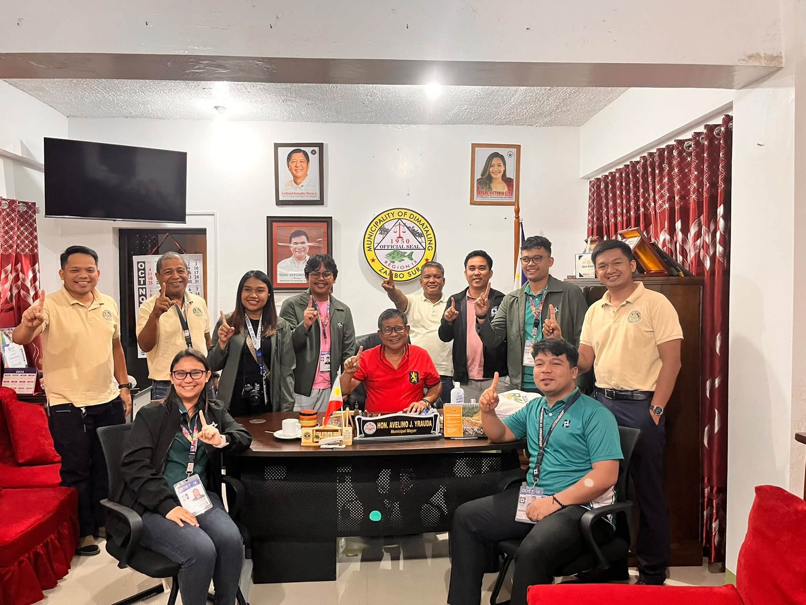 DOST IX visitors and municipal representatives pose in the Dimataling mayor’s office.