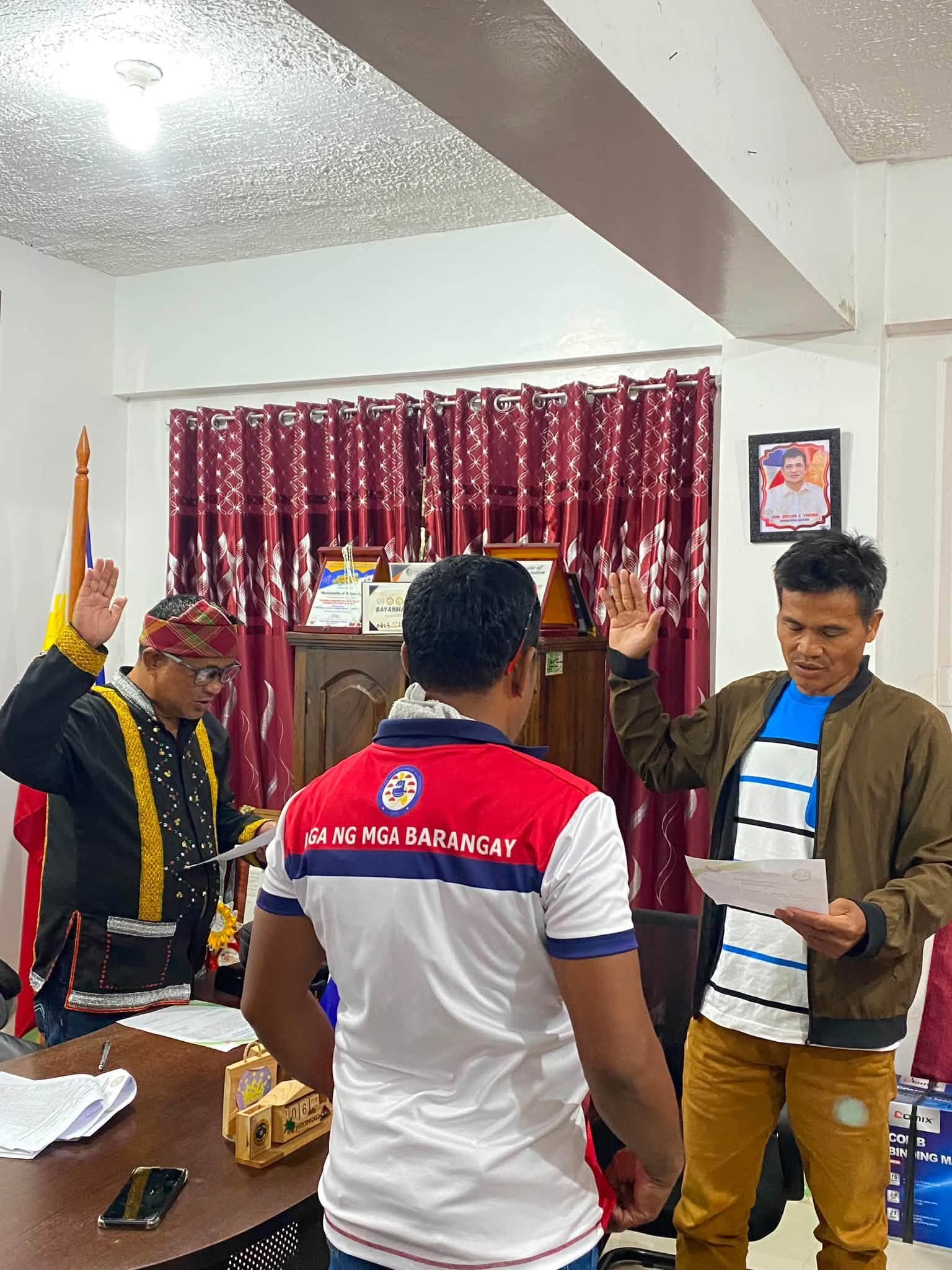 Sumbato officials take their oath before Mayor Avelino Yrauda.